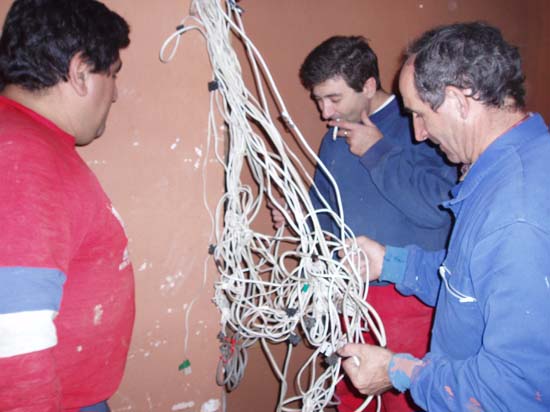 061104 42 Buscando un cable especifico