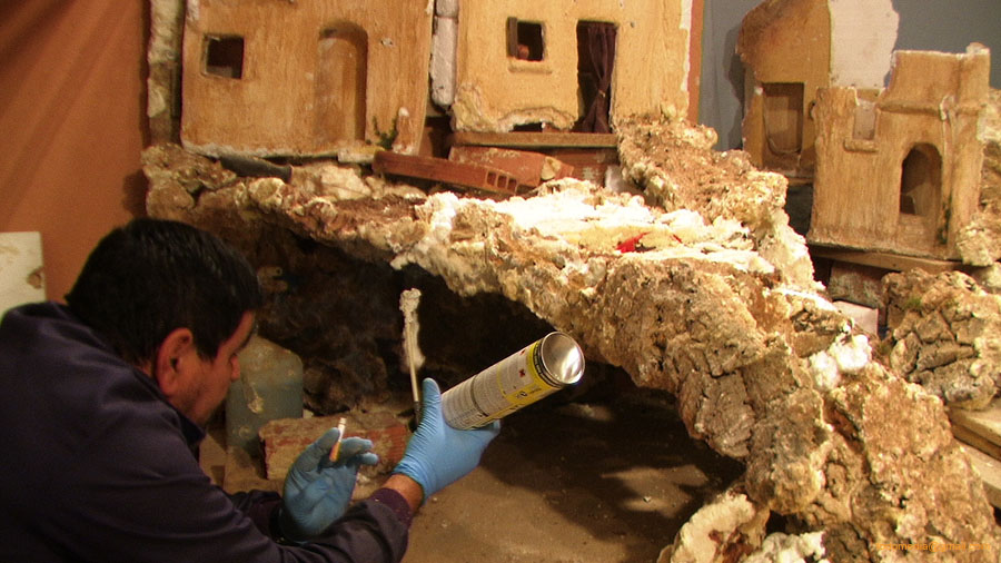 121124 (34) Uniendo un corcho en techo cueva artesanos