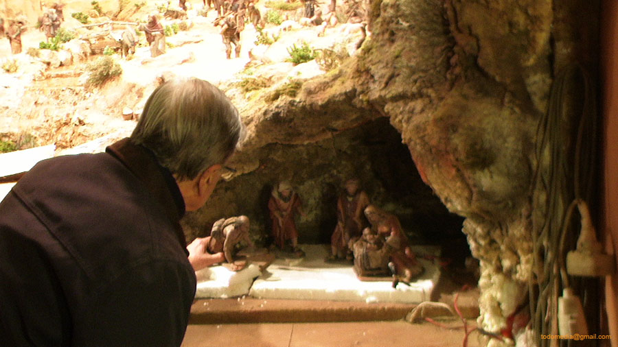 121218 (12) Don Jesus colocando figuras del portal