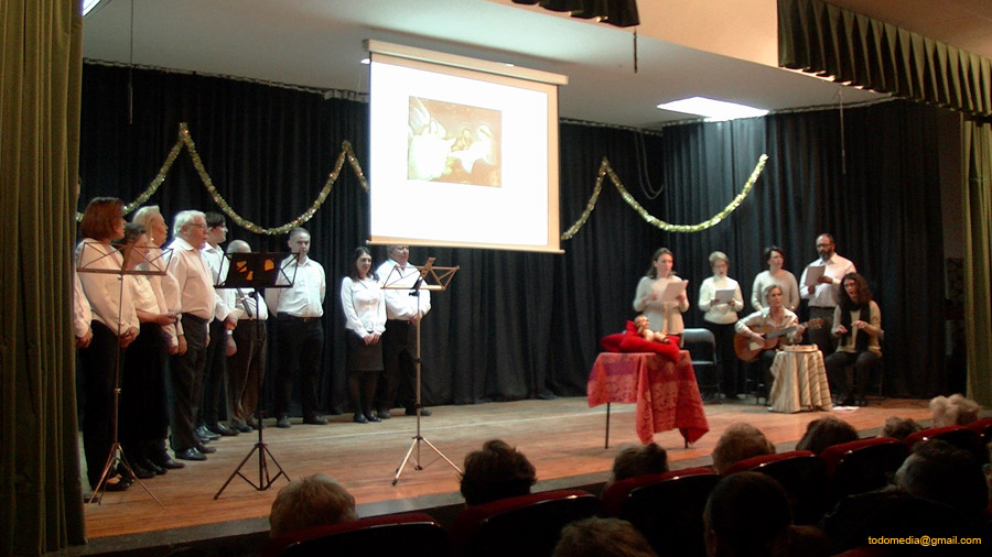 161226 (86) Coro y actores cantan el noche de Paz