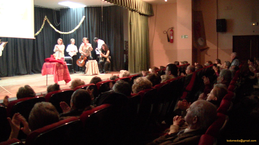 161226 (92) Coro y actores cantan el noche de Paz