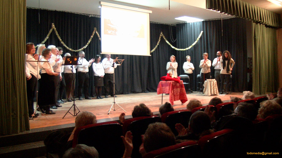 161226 (93) Coro y actores cantan el noche de Paz