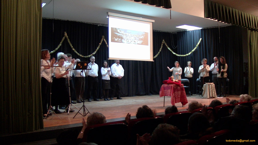 161226 (95 1) Coro y actores cantan el noche de Paz