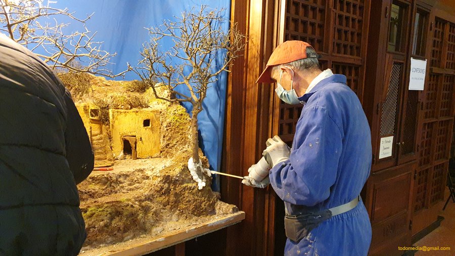 20211205 Belen Xto 2021 (12) Asegurando tres arboles
